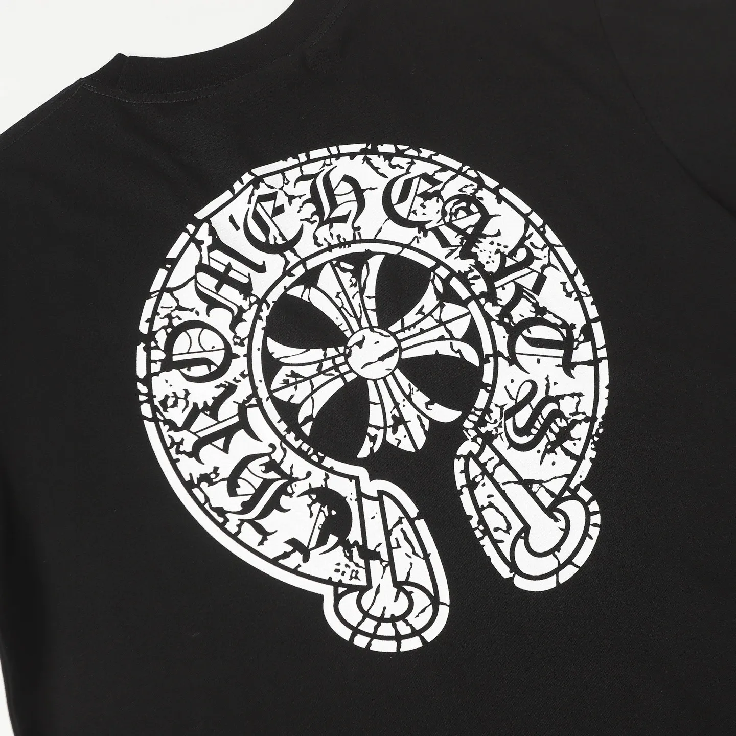 🅿️170 CHROME HEARTS/Chrome Heart CH Sanskrit printed short-sleeved T-shirt The fabric is made of 280g heavy combed cotton, customized with 32 count 1*1 threads, and washed twice for ready-to-wear. The fabric is comfortable and skin-friendly without any strange feeling. Custom-dyed fabric, with high textile density, good drape, and not easy to deform. The thick texture and tight spinning process will not affect the breathability of the fabric. The color saturation is very high. Imported digital direct-injection printing technology. A versatile and good-looking short-sleeve. The loose version covers the flesh and makes you look slimmer. It is the same style for men and women. It has three complete standards. Color: Black-White Size: XS-L